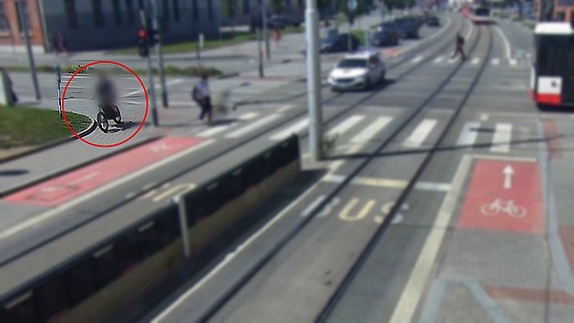 Zdrogovaný motorkář při honičce kličkoval mezi chodci, hlídka ho dopadla v řece
