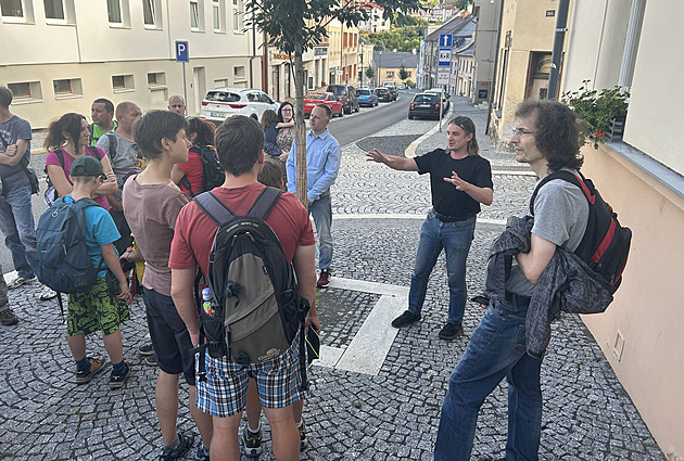 Kat měl v hospodě vlastní stůl, líčí historik při procházce za utrpením trestanců