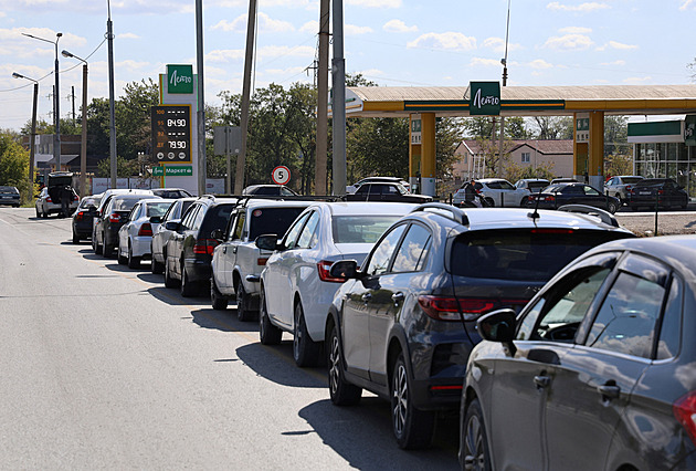 Ruský benzinový kolaps. Na Krymu už smí tankovat jen 20 litrů, Kreml zvažuje dovoz