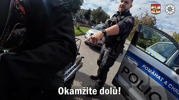 Motorkář zběsile ujížděl hlídkám více než 15 kilometrů, zastavil ho až zátaras
