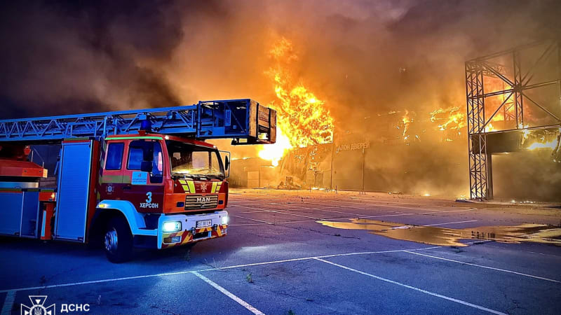Kyjev podřezal ropnou žílu ruské armády. Obří rafinerie u Leningradu je v ohni, ukazuje video