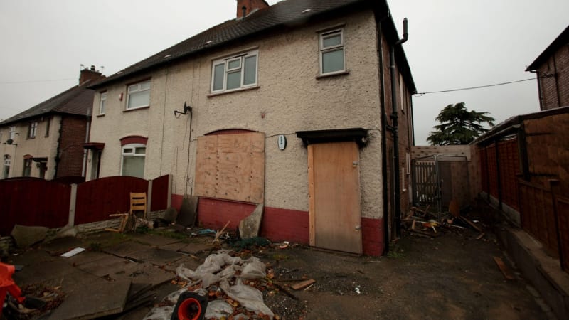 Zapálil dům plný malých dětí. Nyní známý vrah Mosley v Británii sám zemřel