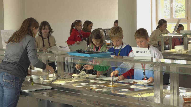 Revoluce ve školní jídelně: Ve Zlíně mají finský bufet. Zbytků je mnohem méně, říká ředitel