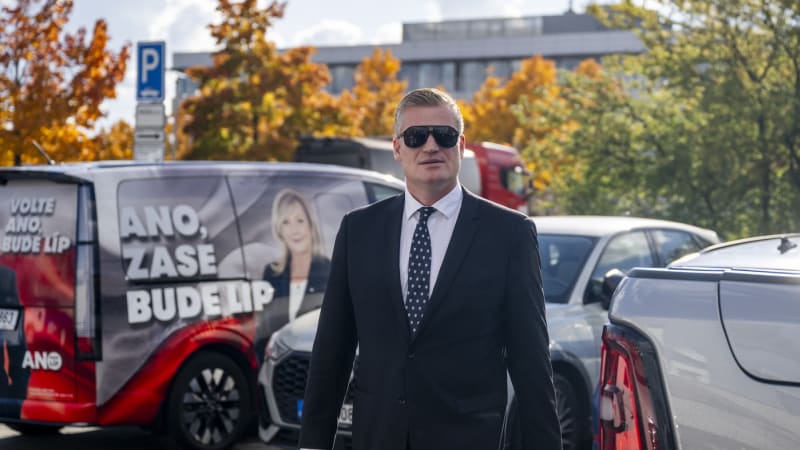 Bude Turek ministrem zahraničí? Nevěří mu ani bookmakeři. Velkou šanci má Macinka