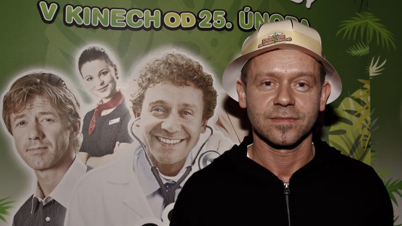 Zrekonstruoval byt, pak herec Šmíd náhle zemřel. Před smrtí podepsal revers, aby mohl hrát