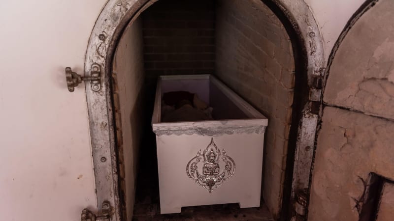 Žena v Thajsku ožila krátce před kremací. Zachránila se klepáním na rakev