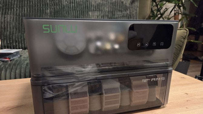 Minirecenze Sunlu AMS Heater: sušící víko, které řeší slabiny Bambu Lab AMS. Stojí za vaše peníze?
