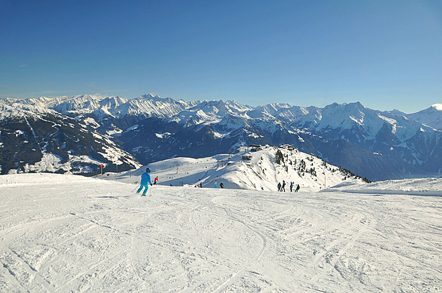 Smrtelná nehoda lyžaře v Rakousku. Na poslední chvíli se vyhýbal jinému, vylétl ze sjezdovky