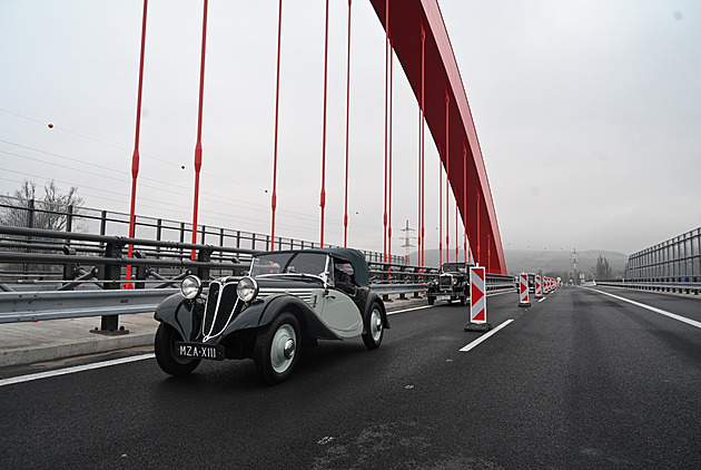 Řidiči už jezdí po novém úseku D55 u Otrokovic, nastala však zvláštní situace