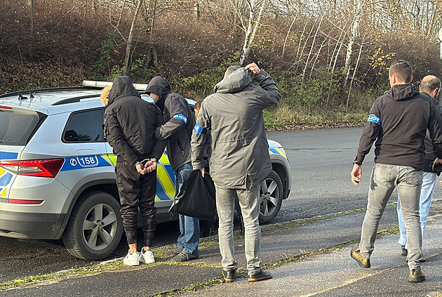 Ozbrojení lupiči v Praze přepadli byt, obyvatelům vyhrožovali a vzali elektroniku