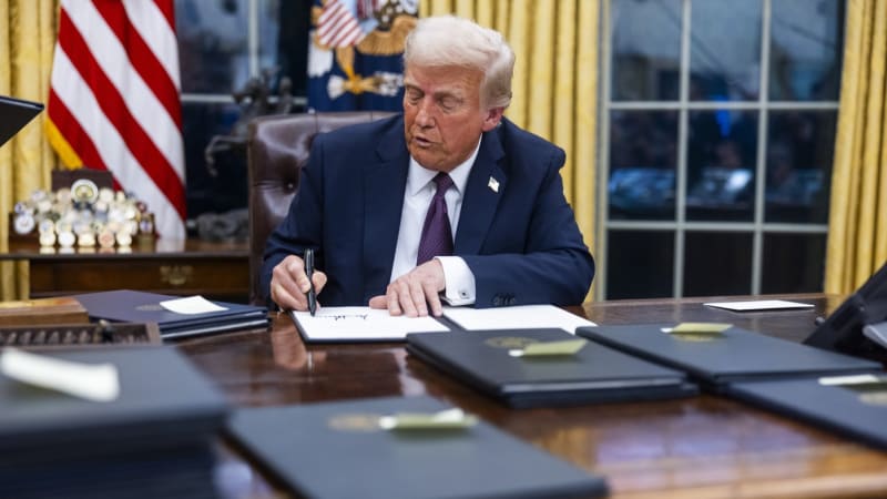 ANALÝZA: USA bojují samy proti sobě. Pro Evropu je nová strategie „šokujícím budíčkem“