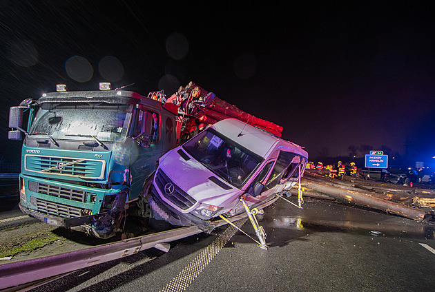 Tragickou hromadnou nehodu u Ostravy zavinil o třináct tun přetížený kamion