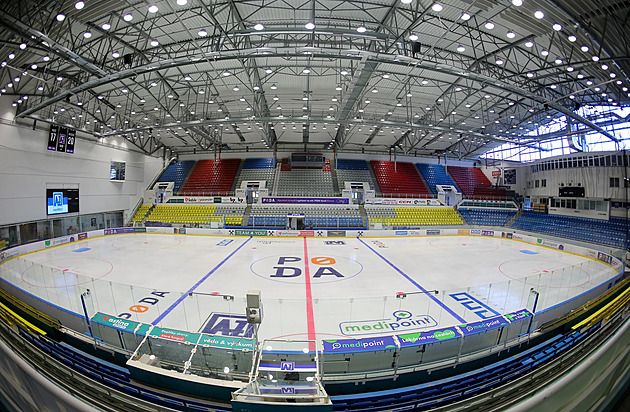 Stará střecha musela pryč, nová ponese soláry. Havířov opravil zimní stadion
