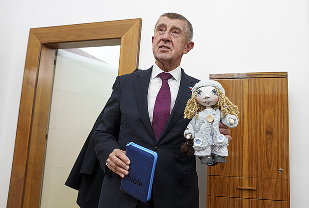 Babiš se zabydloval na vládě. S polámaným Jezulátkem i vúdú panenkou