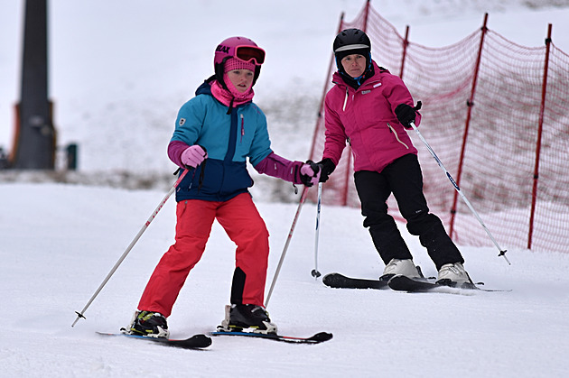 S mrazem se sněhové podmínky zlepšují. A Beskydy se začaly plnit lyžaři