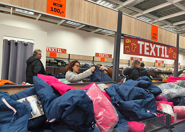 Prodavačky nestíhají rovnat zboží, stojí se fronty v mrazu. Populární Lidl Outlet končí