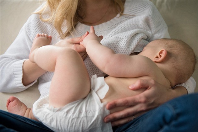 Novinky v poporodní péči 2026 zásadně mění šestinedělí. Pomoc přijde domů