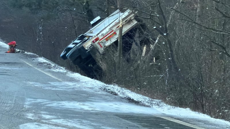 Neštěstí u Nymburka: Popelářský vůz vletěl do stromu, jeden člověk zemřel