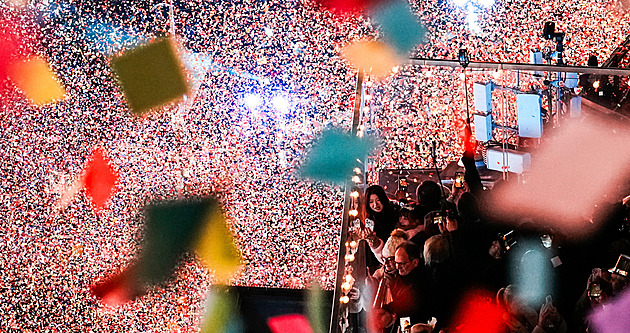 Svět přivítal rok 2026. Největší party byla na vyhřáté Copacabaně, v New Yorku lidé mrzli
