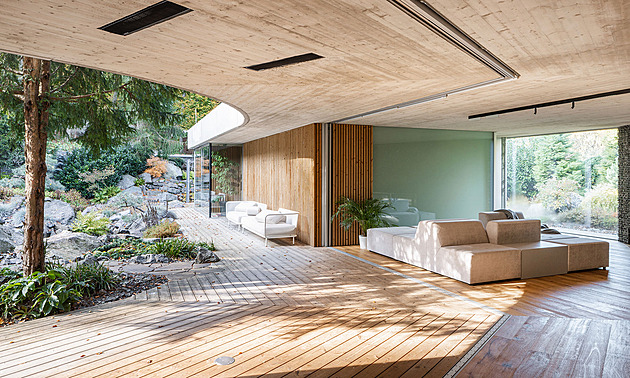 Dům u Piešťan díky prosklené posuvné fasádě otevřete jako krabičku sardinek