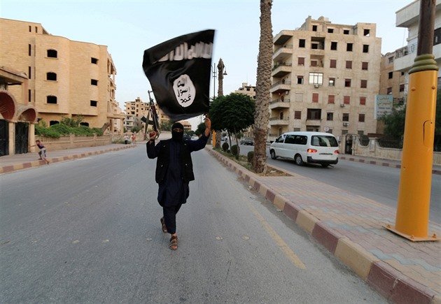 Britské a francouzské síly udeřily v Sýrii, zničily sklad zbraní Islámského státu