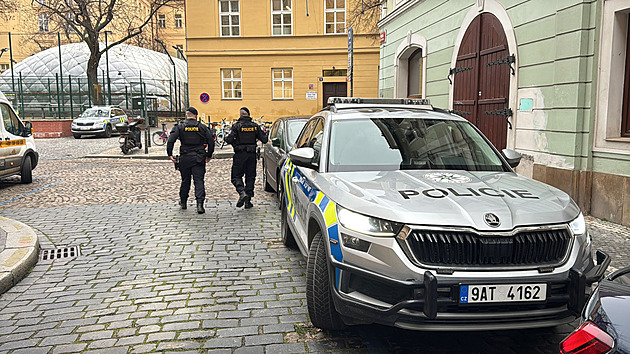 Žák vyhrožoval násilím na základní škole v Libčicích, hlídá ji policie