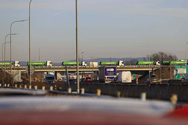 Zmatky po spuštění uzavírky na dálnicích v Brně. Několik aut vjelo ke stavbě