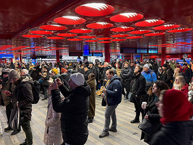 Ledovka omezila provoz vlaků, autobusů i letadel. Hrozí také v dalších dnech