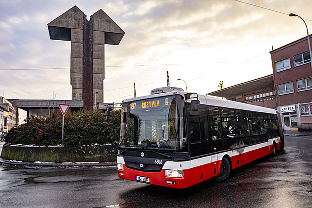 Po nehodě s amputací na Smíchovském nádraží se nic nemění. Lidé dál riskují