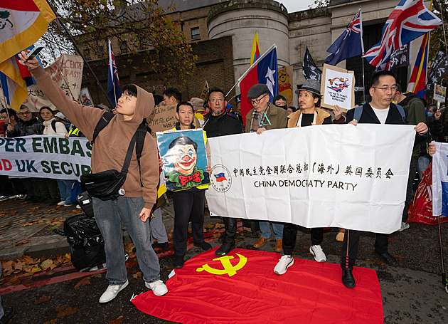 Británie povolila Číně největší ambasádu v Evropě. Odpůrci varují před špionáží