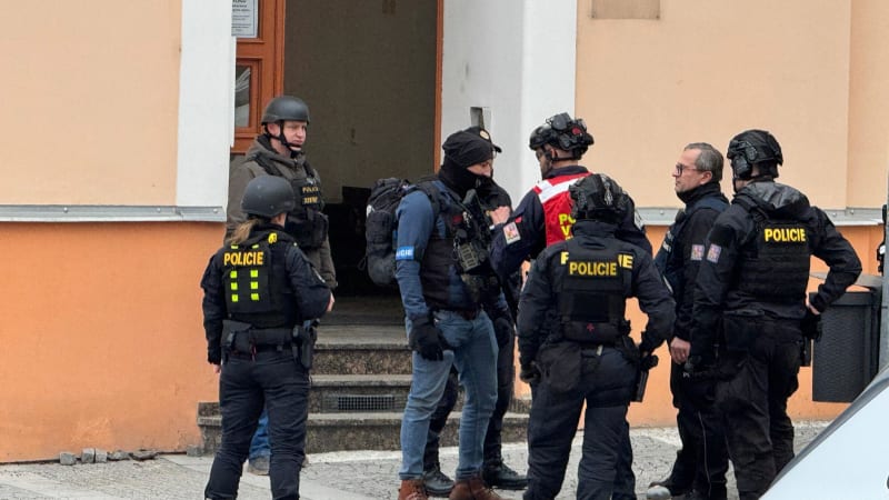 Střelbu na pražské škole nahlásil učitel, testoval reakci policie. Záběry ukazují její zásah