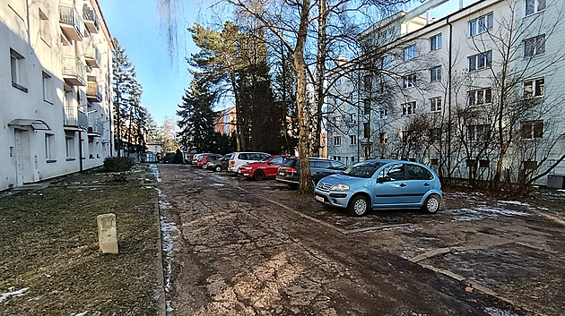Parkování na trávě a v blátě skončí. Havlíčkův Brod sídliště opraví