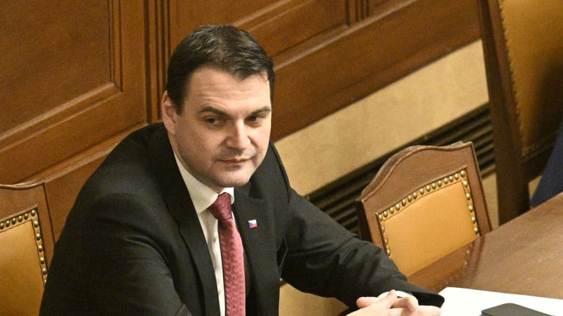 GLOSA: Slavnost sněmovní. Macinka hloubal v myšlenkách Pavla a zapomněl jméno šéfa TOP 09