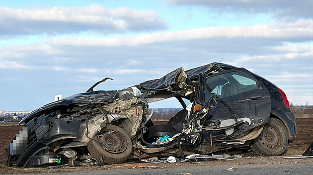 Tragická nehoda na Mělnicku uzavřela silnici. Muž nepřežil náraz do stromu