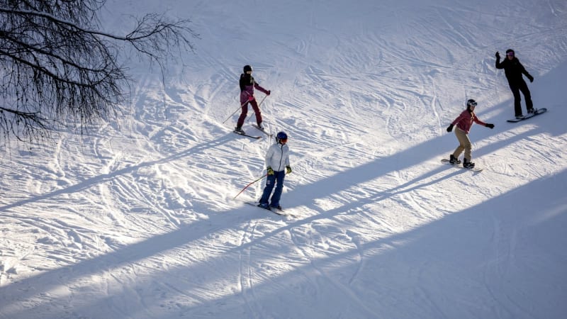 Tragédie v Harrachově: Na sjezdovce se srazili lyžaři, žena na místě zemřela