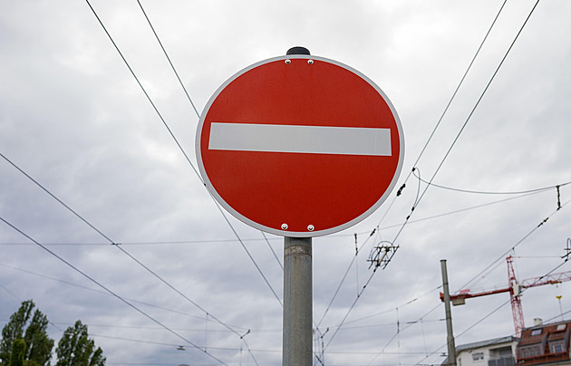 Bezpečnost žáků? Školy obklopují zátarasy i zákazy vjezdů, rodiče je ale často ignorují