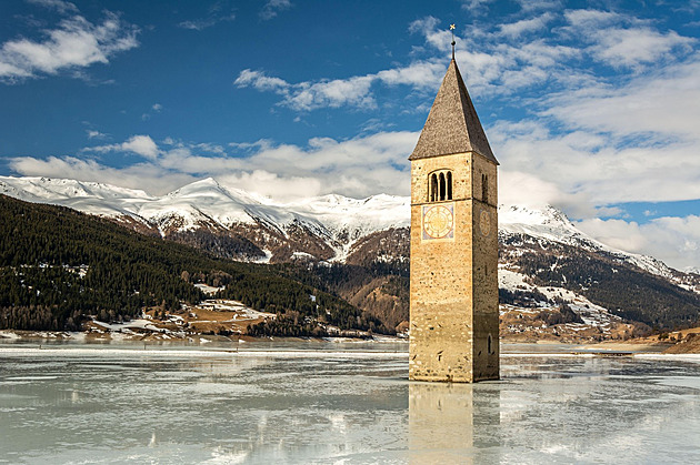 Na bruslích kolem kostelní věže vyrůstající z ledu. Vydejte se k Reschensee