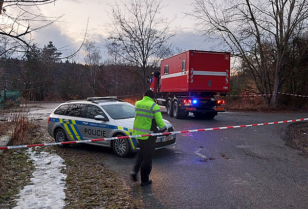 Manévry na Dalešické přehradě. Zřejmě se nevynořil policejní potápěč