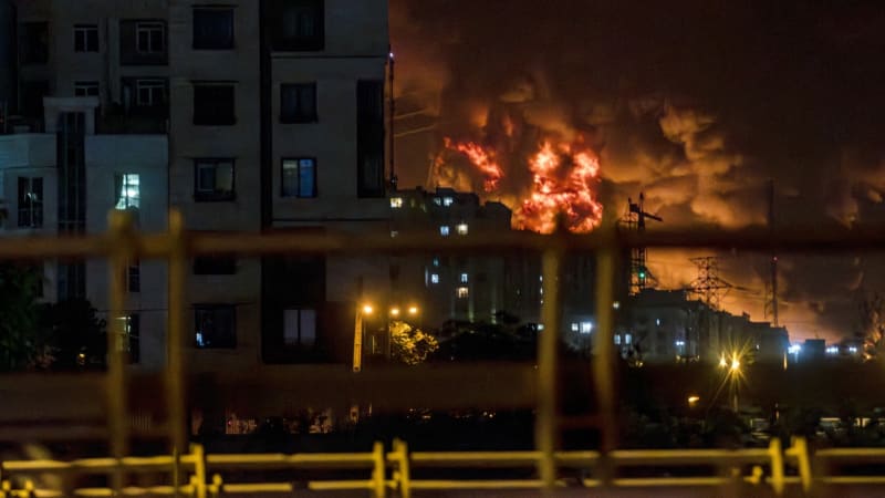 Teherán v plamenech. Ničivý úder rozpoutal inferno blízko ropného skladu, ukazují záběry
