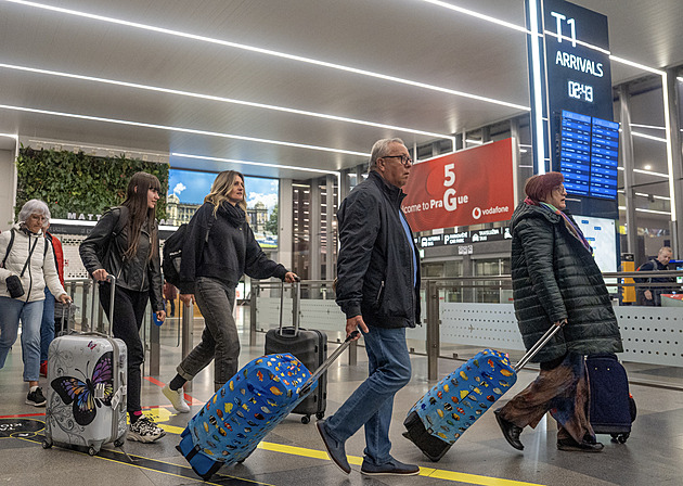 Repatriační let z Dubaje dopravil do Prahy 189 lidí, další spoje mají zpoždění