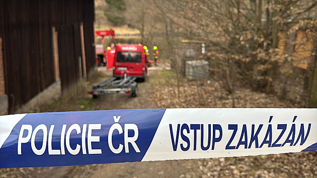 Pod hladinou rybníka v obci Kněžmost našli auto, uvnitř byl mrtvý člověk