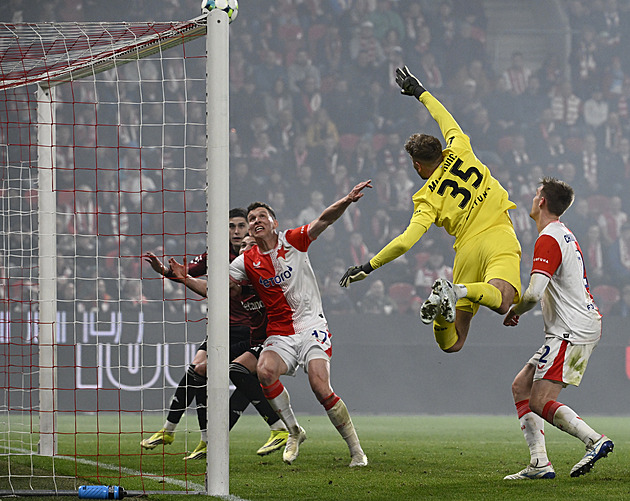 Staněk se zranil a Slavia musela do risku. Kdyby vypadl i Markovič? Chytal by Holeš