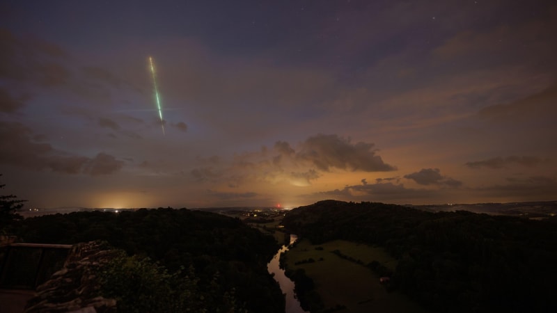 Ohnivá koule proletěla nad Německem, ukazuje video. Úlomky poškodily střechy domů