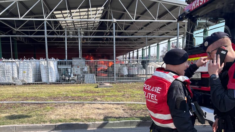 Rozsáhlý požár na Zlínsku: Škoda je minimálně 25 milionů, evakuovalo se přes 300 lidí