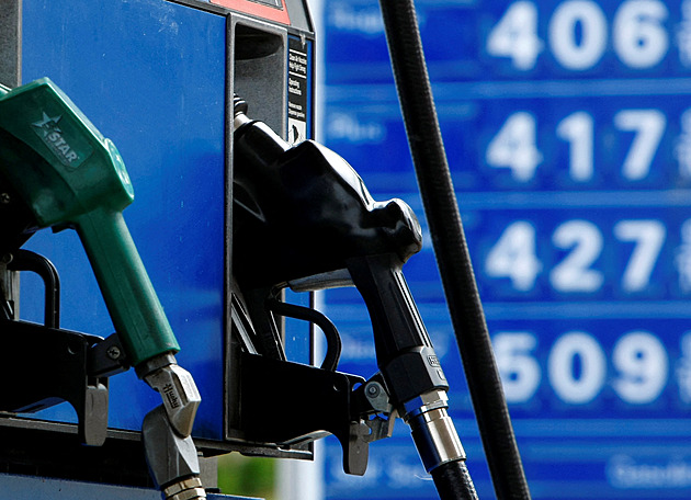 Válka o tankovací pistole. Ceny pohonných hmot zaskočily americké i evropské řidiče