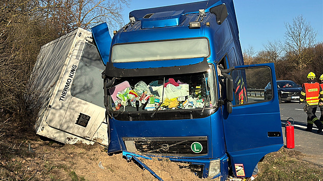 Kamionu na D5 u Prahy praskla pneumatika a skončil na boku, tvoří se kolony