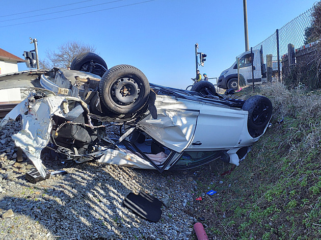 Střet s vlakem v pátek třináctého. Z auta je šrot, řidička vyvázla s oděrkami