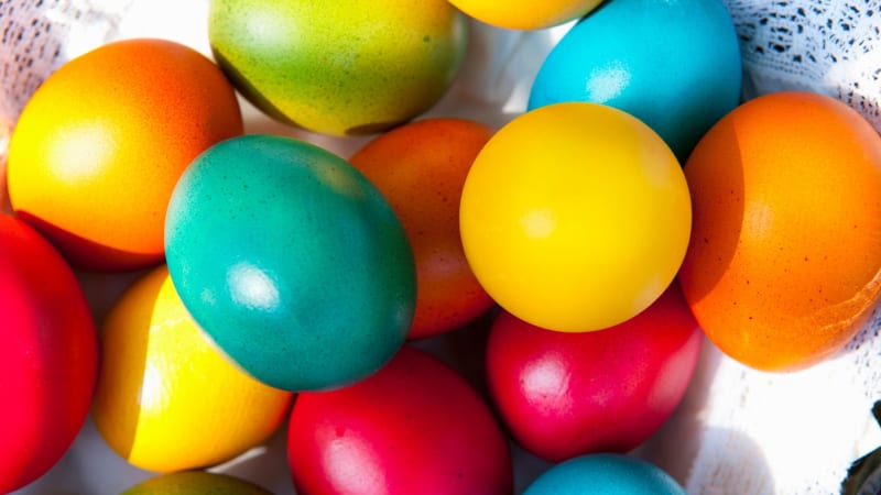 Kolik budou stát vejce na Velikonoce? Pozor na chyták, slevy míří častěji na ta nejmenší