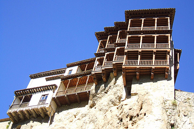 Město, které visí nad propastí. Domy se tísní na úzkém ostrohu a rostou do hloubky