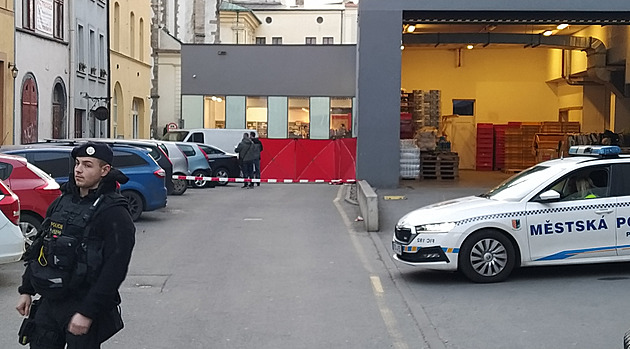 Násilnou smrt u nákupního centra řeší policie jako vraždu, obětí je senior